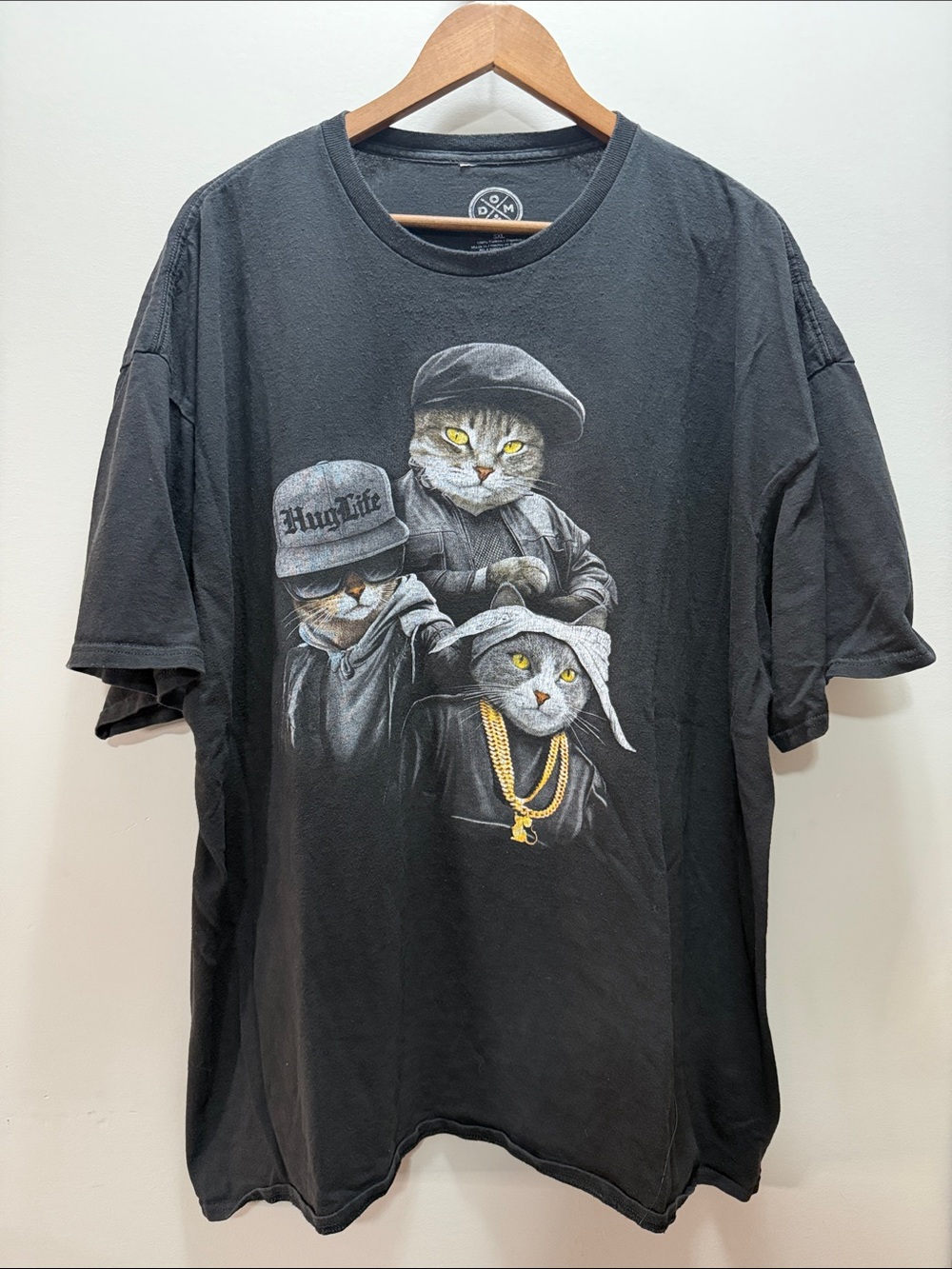 DOM Black Cat Trio Graphic Tee with Gold Chain Accent - size 3XL 31x29